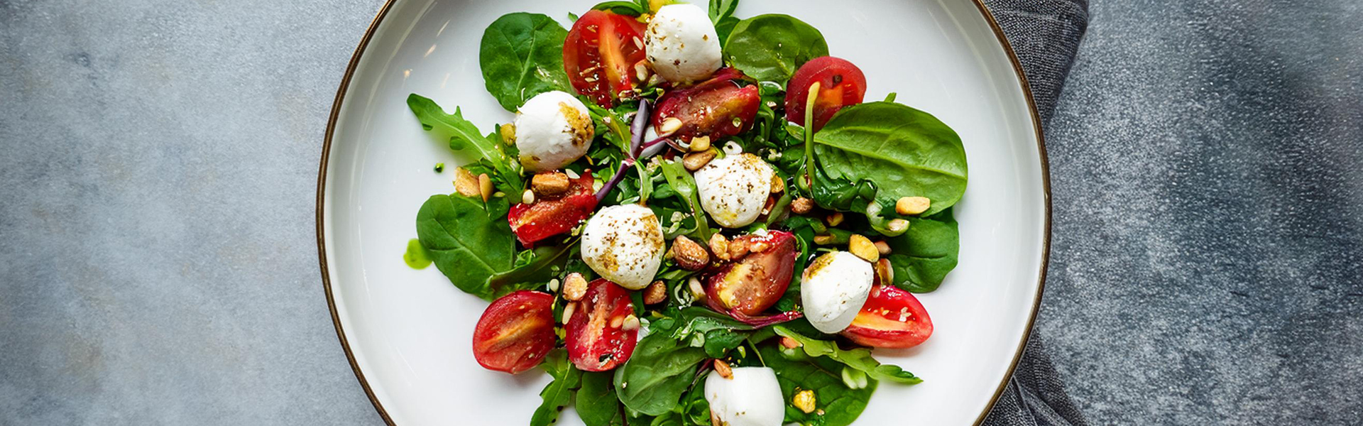 Green Salad with Mozzarella and Pistachios – A Fresh Mediterranean Touch  Green Salad with Mozzarella and Pistachios – A Fresh Mediterranean Touch